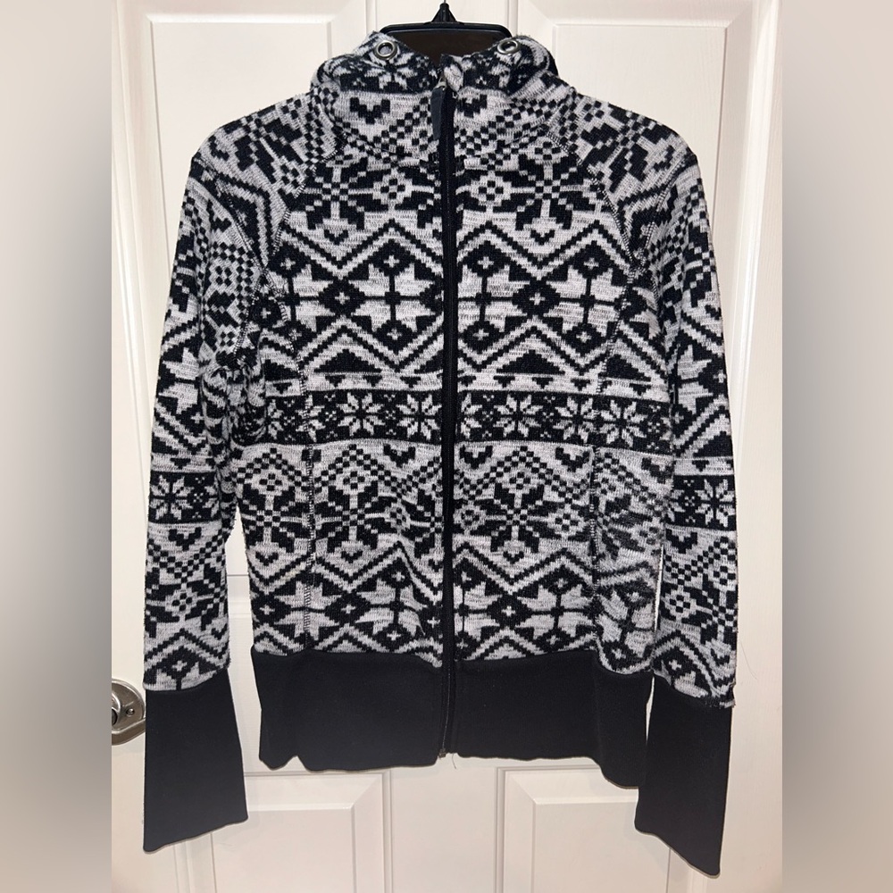 Black/White patterned sweater